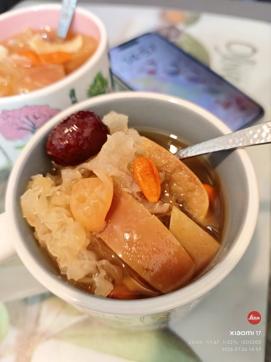 TinHoBlogger's tweet photo. 7/26（日）
👨🏼‍🍳 台風の休日、健康的なスィーツのリンゴティー 🫰😋
滋潤蘋果雪耳龍眼麥冬紅棗茶

#休みの日 
#中華料理
#りんご 
#スィーツ
#ティー https://t.co/iMKaTebr8a