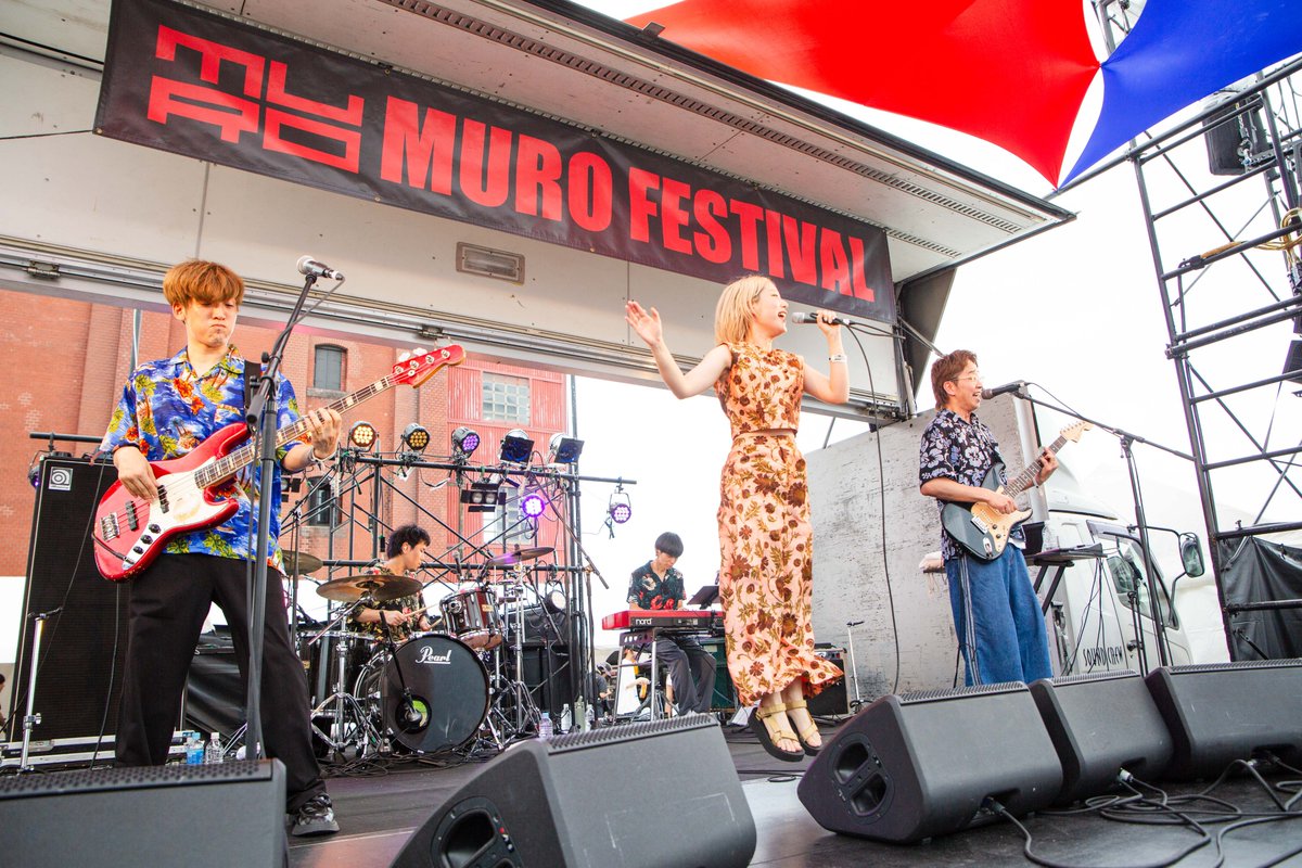 murofes's tweet photo. 【 #ムロフェス2026レポ 】

今年の夏も集合は赤レンガ前、フレンズといっしょ！
2年目の今日もやっぱり晴れバンド。陽気なアロハシャツ姿で超絶グルーヴィーなナイトソングたちを真昼に踊ったら、“横浜 海 フェス”な「Love,ya!」。ドキドキする夏が始まっちゃう！

pic @wakana_photo08
#murofes https://t.co/aXL5rya83d