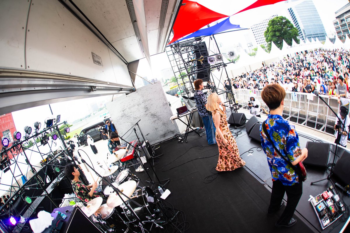 murofes's tweet photo. 【 #ムロフェス2026レポ 】

今年の夏も集合は赤レンガ前、フレンズといっしょ！
2年目の今日もやっぱり晴れバンド。陽気なアロハシャツ姿で超絶グルーヴィーなナイトソングたちを真昼に踊ったら、“横浜 海 フェス”な「Love,ya!」。ドキドキする夏が始まっちゃう！

pic @wakana_photo08
#murofes https://t.co/aXL5rya83d
