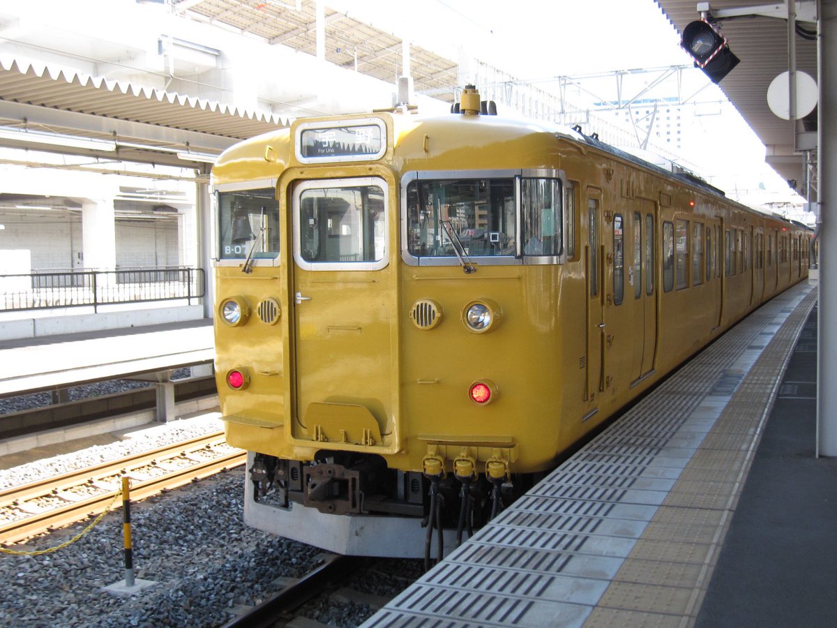 sbncj1's tweet photo. 多分やけれどもこの左の阪和色が和歌山から岡山に転属して黄色になったと思われる🤔✨

あってるかな？🤔🤔🤔 https://t.co/529XjF30Hf