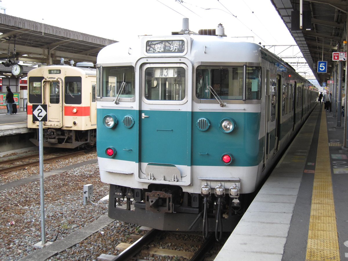 sbncj1's tweet photo. 多分やけれどもこの左の阪和色が和歌山から岡山に転属して黄色になったと思われる🤔✨

あってるかな？🤔🤔🤔 https://t.co/529XjF30Hf