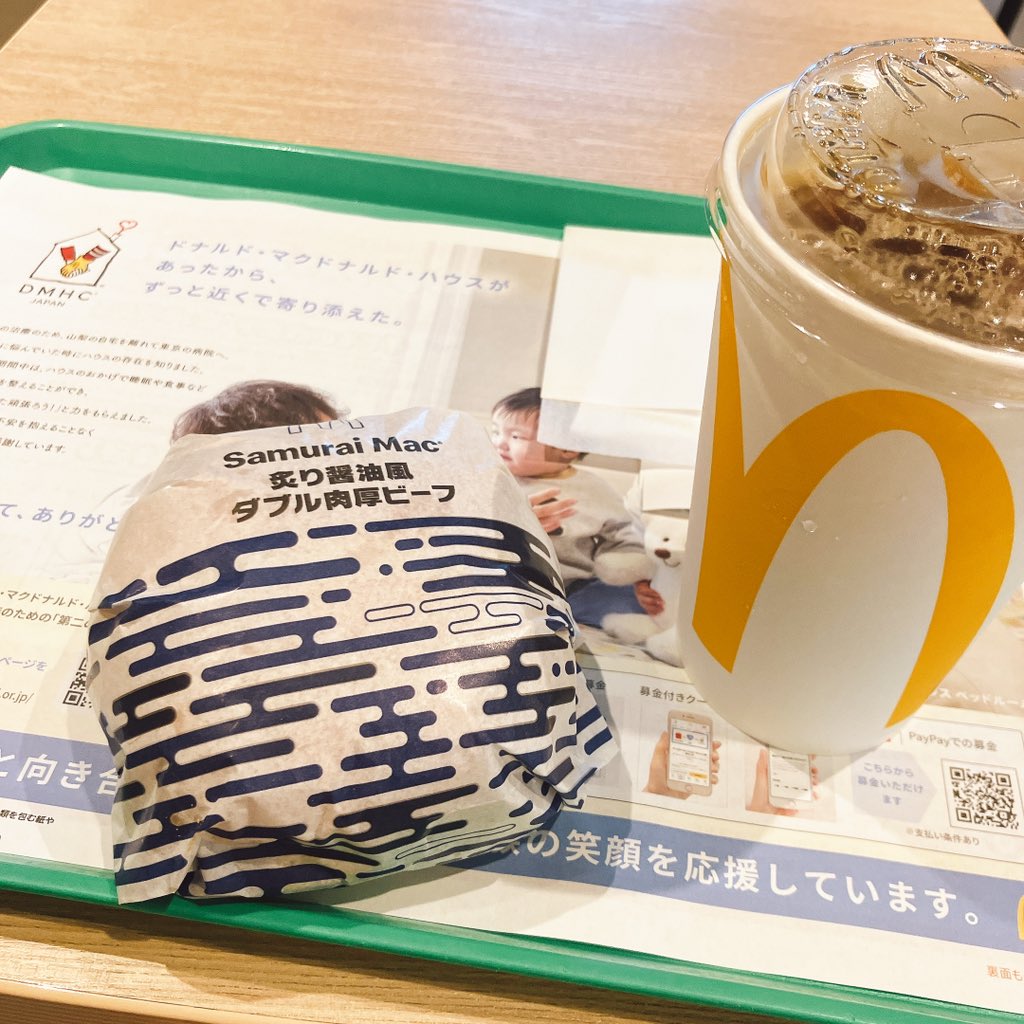 Yuna_cc's tweet photo. あと、マックの事業だからなのかも知れんけど、病気の子ども云々と知らん赤子の顔見ながら食べるのはだいぶ萎えるのでやめて欲しい……
せめて赤と黄色でプレイルーム楽しい！ハッピー🎉✨みたいなデザインにしてくれ…
この下のラインの青は食品乗せていい色じゃ無いだろ☠️ https://t.co/GP9uJS9HVV