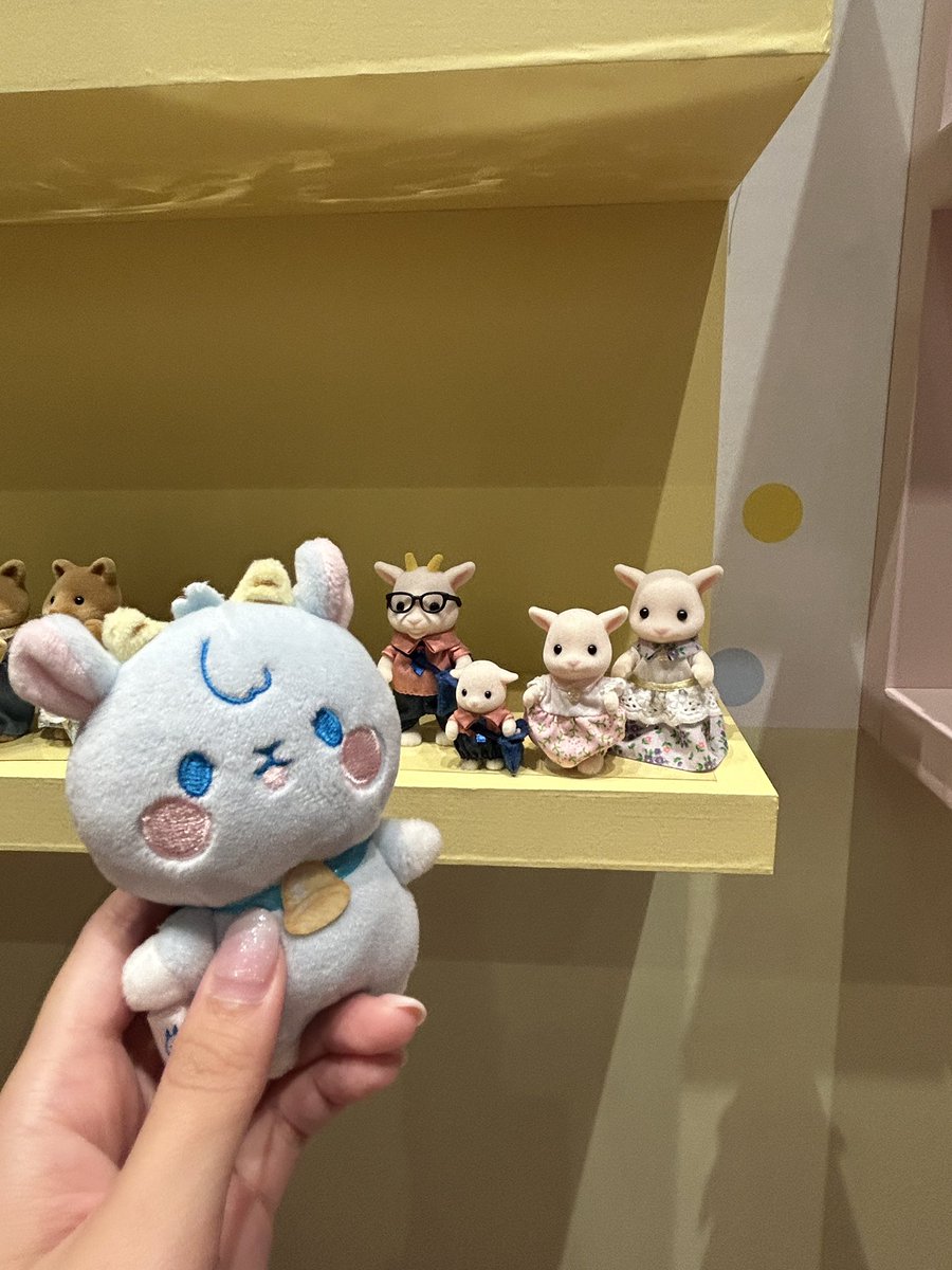 snowfield1998's tweet photo. ヤギファミリーに見つめられるやぎろん https://t.co/PlmcPEksLL