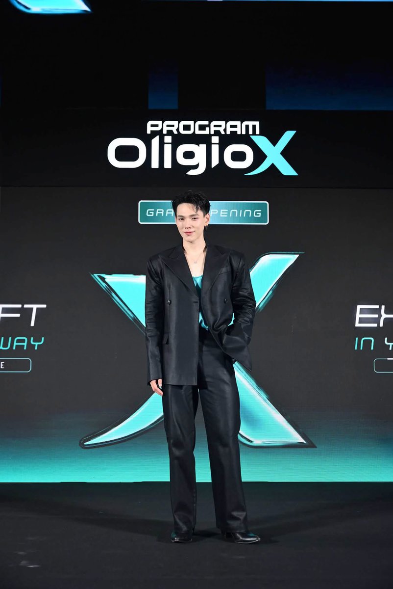 AllNews_th's tweet photo. สมมงตัวท็อป! "พีพี–กฤษฏ์" อวดออร่าพรีเซนเตอร์ โปรแกรม “Oligio X The X-MODE” ยกระดับกรอบหน้าคมชัดแบบที่เป็นคุณ
#PPKritt #ต้าห์อู๋
#PPKRITxOligioX
#OligioX #XMODE #eXtraLift
🔗 https://t.co/9mWRqqssx8
ออร่าเกินต้าน! เมื่อนักแสดงและศิลปินสุดฮอต "พีพี–กฤษฏ์ อำนวยเดชากร" ปรากฏตัวในลุคสุดเป๊ะสะกด ทุกสายตา ขึ้นแท่นพรีเซนเตอร์ของโปรแกรม Oligio X The X-MODE ในงานเปิดตัวสุดยิ่งใหญ่แห่งปี "eXtra Lift In Your Own Way" จัดโดย วอนเทค เอเชีย ไทยแลนด์ (WONTECH ASIA, THAILAND) ผู้นำด้านนวัตกรรมความงาม
กลุ่มเลเซอร์และยกกระชับผิวหน้าจากเกาหลีใต้ ผู้ผลิตและจัดจำหน่ายเครื่อง Oligio X นวัตกรรมยกกระชับผิวด้วย คลื่นความถี่วิทยุขั้วเดียว (Monopolar RF) พร้อมเปิดตัวโปรแกรม "Oligio X The X-MODE" อย่างเป็นทางการ
บรรยากาศภายในงานคึกคักด้วยดีกรีความสนุกของการปรากฏตัวของนักร้องและนักแสดงหนุ่มหล่อ ต้าห์อู๋–พิทยา แซ่ฉั่ว, ดีเจพุฒ–พุฒิชัย เกษตรสิน และ ริท–เรืองฤทธิ์ ศิริพานิช ที่มาร่วมสร้างสีสันภายในงาน เรียกว่าเป็นอีกหนึ่งอีเวนต์บิวตี้แห่งปีที่อบอวลไปด้วยความคึกคักและความยิ่งใหญ่ เมื่อวันที่ 22 กรกฎาคม 2569 ณ ลานอีเดน ชั้น 1 เซ็นทรัลเวิลด์
นอกจากการเปิดตัว "พีพี–กฤษฏ์" ในฐานะพรีเซนเตอร์แล้ว อีกไฮไลต์สำคัญอยู่ที่การเปิดตัวโปรแกรม Oligio X The X-MODE ที่โดดเด่นด้วยเทคโนโลยี GX Dual Mode พัฒนาขึ้นเพื่อสามารถเลือกแนวทางการดูแลผิวได้ อย่างเหมาะสมกับแต่ละบุคคล โดยมี G Mode ที่ได้รับการออกแบบเพื่อการส่งพลังงานในระดับที่เหมาะสมสำหรับการดูแลปัญหาความหย่อนคล้อยและช่วยดูแลคุณภาพผิว ด้าน X Mode ถูกออกแบบมาเพื่อช่วยเสริมความคมชัดของกรอบหน้าให้แลดูมีมิติและช่วยดูแลปัญหาความหย่อนคล้อยบริเวณกรอบหน้า ตอบโจทย์คนยุคใหม่ที่ใส่ใจการดูแลตัวเองในทุกมิติ สอดรับกับเทรนด์ Wellness & Longevity ที่กำลังได้รับความนิยมทั่วโลก สะท้อนแนวคิด "Skinvestment" หรือการลงทุนเพื่อสุขภาพผิวในระยะยาว ที่คนยุคใหม่หันมาให้ความสำคัญกับการดูแลตัวเองอย่างต่อเนื่อง
พีพี–กฤษฏ์ เปิดใจในฐานะพรีเซนเตอร์ถึงเคล็ดลับการดูแลตัวเองว่า “พีเป็นคนที่ค่อนข้างสังเกตตัวเองอยู่แล้วครับ เวลาเจองาน หรืออยู่กล้องบ่อย ๆ ก็จะรู้สึกได้ว่าอยากดูแลตัวเองให้มั่นใจมากขึ้นในบางจุด พอถึงเวลาที่คิดว่า
อยากดูแลเพิ่มเติม พีก็เลือกเข้าไปปรึกษาคลินิกที่มีความเชี่ยวชาญและมีเทคโนโลยีที่น่าเชื่อถือ เพื่อให้คุณหมอช่วยประเมินว่าอะไรเหมาะกับเรามากที่สุด เพราะแต่ละคนมีโครงสร้างใบหน้าและความต้องการที่แตกต่างกัน ซึ่ง Oligio X เป็นหนึ่งในนวัตกรรมที่ได้ยินเสียงชื่นชมมาอย่างต่อเนื่อง จึงรู้สึกยินดีที่ได้ร่วมงานกับแบรนด์ในครั้งนี้ครับ”
นอกจากนี้ เมื่อถูกถามถึงนิยามคำว่า “eXtra” ภายใต้คอนเซปต์ “eXtra Lift In Your Own Way” ที่สะท้อน ความเป็นตัวเองมากที่สุด รวมถึงความตั้งใจที่อยากส่งต่อแรงบันดาลใจในการดูแลตัวเองให้กับทุกคน พีพีได้เผยความรู้สึกว่า "สำหรับพีพี คำว่า ‘eXtra’ ไม่ได้หมายความว่าเราต้องพยายามทำให้เยอะกว่าคนอื่น แต่มันคือการให้เวลากับตัวเองเพิ่มขึ้นอีกนิดในแบบที่เราทำแล้วรู้สึกสบายใจ และไม่ต้องนำตัวเองไปเปรียบเทียบกับใครครับ พีอยากให้ความ eXtra ในเวอร์ชันของพีพี เป็นแรงบันดาลใจให้ทุกคนกล้าที่จะลุกขึ้นมาดูแลตัวเองในจังหวะและวิธีที่เหมาะสมกับตัวเองที่สุด
ไม่ต้องรีบร้อน ไม่ต้องพยายามเหมือนใคร แค่เลือกทำในสิ่งที่เราทำแล้วรู้สึกมั่นใจเท่านั้นก็พอแล้ว”
นอกจากนี้ยังกล่าวถึงการกลับมาร่วมงานกับ Oligio Series อีกครั้งว่า “ความประทับใจที่มีต่อแบรนด์ตั้งแต่ การร่วมงานครั้งก่อน รวมถึงการพัฒนานวัตกรรมอย่างต่อเนื่องของ Oligio X เป็นเหตุผลสำคัญที่ทำให้ตัดสินใจตอบรับ
การเป็นพรีเซนเตอร์อีกครั้ง รวมถึงแสดงความยินดีกับอีกก้าวความสำเร็จของ Oligio Series ที่ได้รับกระแสการตอบรับอย่างอบอุ่นและเติบโตอย่างต่อเนื่องทั่วไทย พีพีดีใจที่ได้เป็นส่วนหนึ่งของความสำเร็จนี้ และรู้สึกตื่นเต้นที่จะได้เห็นแบรนด์เติบโตต่อไปในอนาคต”
ผู้สนใจสามารถศึกษาข้อมูลเพิ่มเติมเกี่ยวกับ Oligio X และติดตามข่าวสารของ วอนเทค เอเชีย ไทยแลนด์ ได้ผ่านเว็บไซต์ https://t.co/6WILipW7zh รวมถึง Facebook: OligioX Thailand, Instagram: @oligiox_thailand และ LINE Official: @WontechTH พร้อมค้นหารายชื่อคลินิกที่ให้บริการ Oligio X ได้ที่ https://t.co/6etzXVAut5