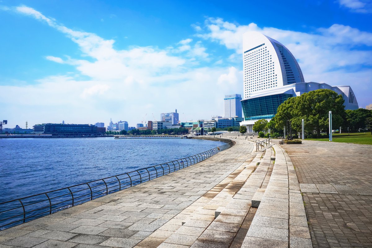 animek_jp's tweet photo. 【ロケーション紹介📍国際交流ゾーン / 水際線】

海と空が広がる超開放的エリア！
海沿いのウッドデッキや階段、シンボリックな大きな錨（いかり）など、映えスポットが目白押し⚓️✨

水平線や横浜ベイブリッジを背景にした抜け感のあるショットはもちろん、爽やかな日常ロケやクールな立ち姿にもぴったりです📸

9/27(日)はぜひ最高の1枚を撮りに来てくださいね！