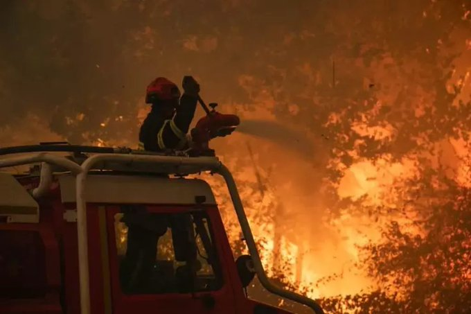 LouFrance75's tweet photo. Espagne : Faut-il être salement cons ? 

Des hélicoptères anti-incendie Kamov Ka-32 russes cloués au sol par les sanctions européennes depuis 2024. Ces appareils, capables de larguer + de 5 000 litres d’eau avec une grande précision, sont parmi les plus efficaces de son dispositif aérien.