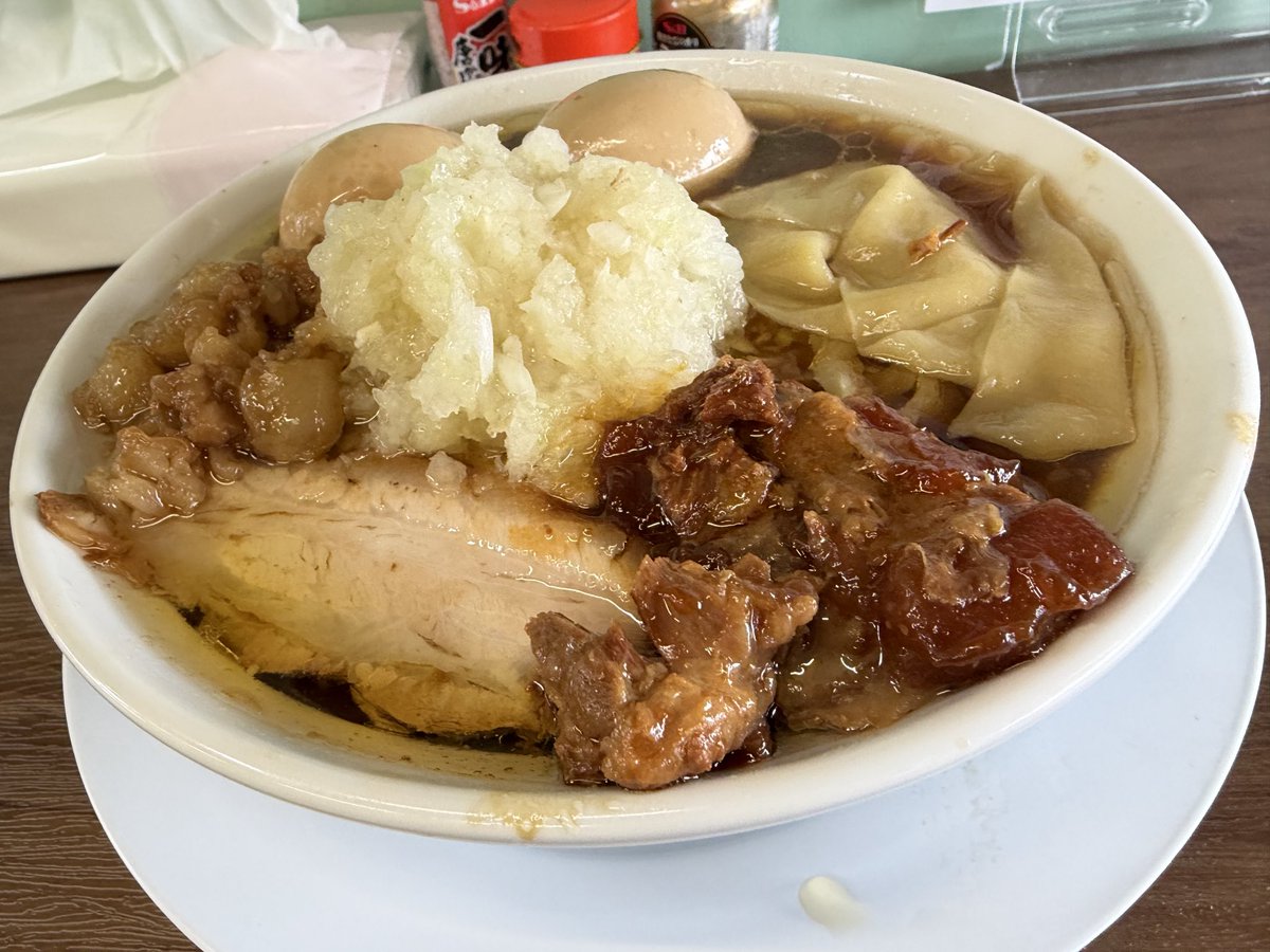 puru_hello's tweet photo. これは宮城県名取市閖上朝市のMENPIRE壮の全開フィジ麺中盛り薬味増しド濃厚味玉。カワひもとかヒモアテとか知らんメニュー多くてパニクった末にこれ。特徴的な麺をようやく食べることができてよかった。スープ感動的にうまかったな、、ところでカワヒモとヒモアテってなんすか笑笑 教えてエロい人。 https://t.co/UG4HC6Phkx
