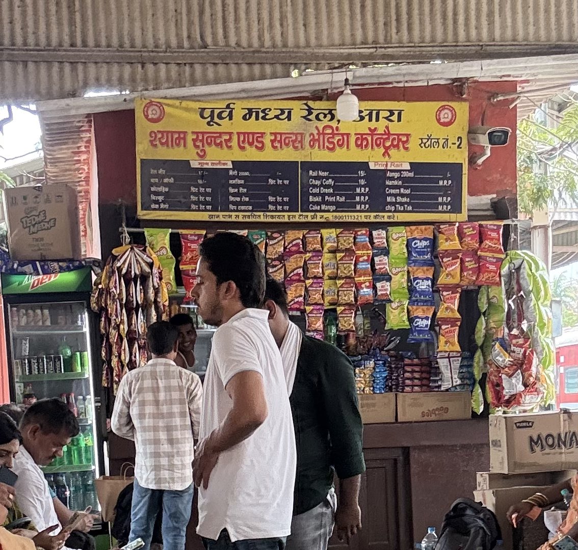 chinturajat's tweet photo. Indian Railway selling duplicate “BeSLERI” Where is railway Neer? Vendor is saying duplicate hai isliye 15 Rs else 20/-..wah re system. Ara station @IRCTCofficial @RailwaySeva @RailMinIndia @PMOIndia https://t.co/Nzvt4IrZKd