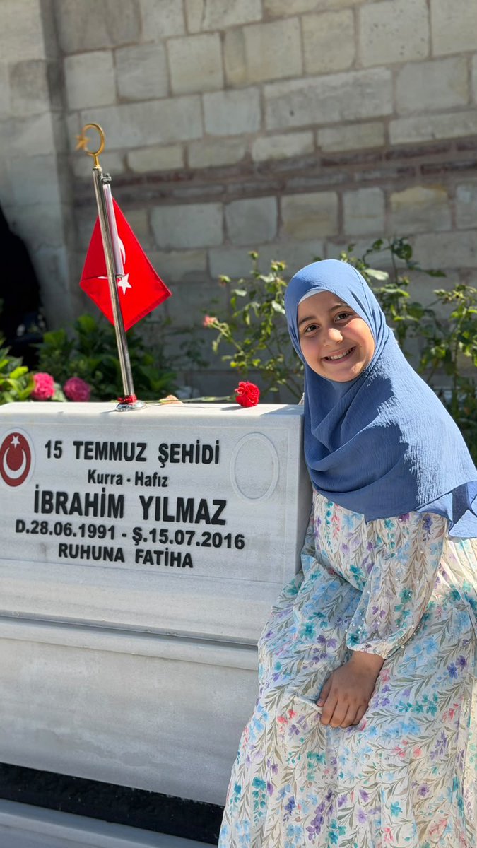 kenan_kiran's tweet photo. “Kokunu içime çekemedim babacığım..”

15 Temmuz darbe girişimi sırasında İstanbul Büyükşehir Belediyesi önünde şehit düşen 25 yaşındaki Kurra Hafız İbrahim Yılmaz'ın kızı Hatice Hifa Yılmaz, babasının şehadetinin 10. yılında kaleme aldığı mektupla okuyanları gözyaşlarına boğdu. 

Darbe davasının "en küçük müdahili" olarak simgeleşen ve bugün 10 yaşına basan Hatice Hifa, hiç hatırlayamadığı babasına duyduğu derin özlemi, “Dünyada senden ayrı kaldım, cennette ayrı kalmak istemiyorum. Ben en azından seninle aynı mertebede olmak için hafız olmak istiyorum. Cennette, Peygamber Efendimizin sancağı altında, senin o hiç görmediğim kollarına koşup sana sarılacağım günü ümitle ve özlemle bekliyorum.” diyerek anlattı.

@EnesBars https://t.co/K5D3MBmcYy