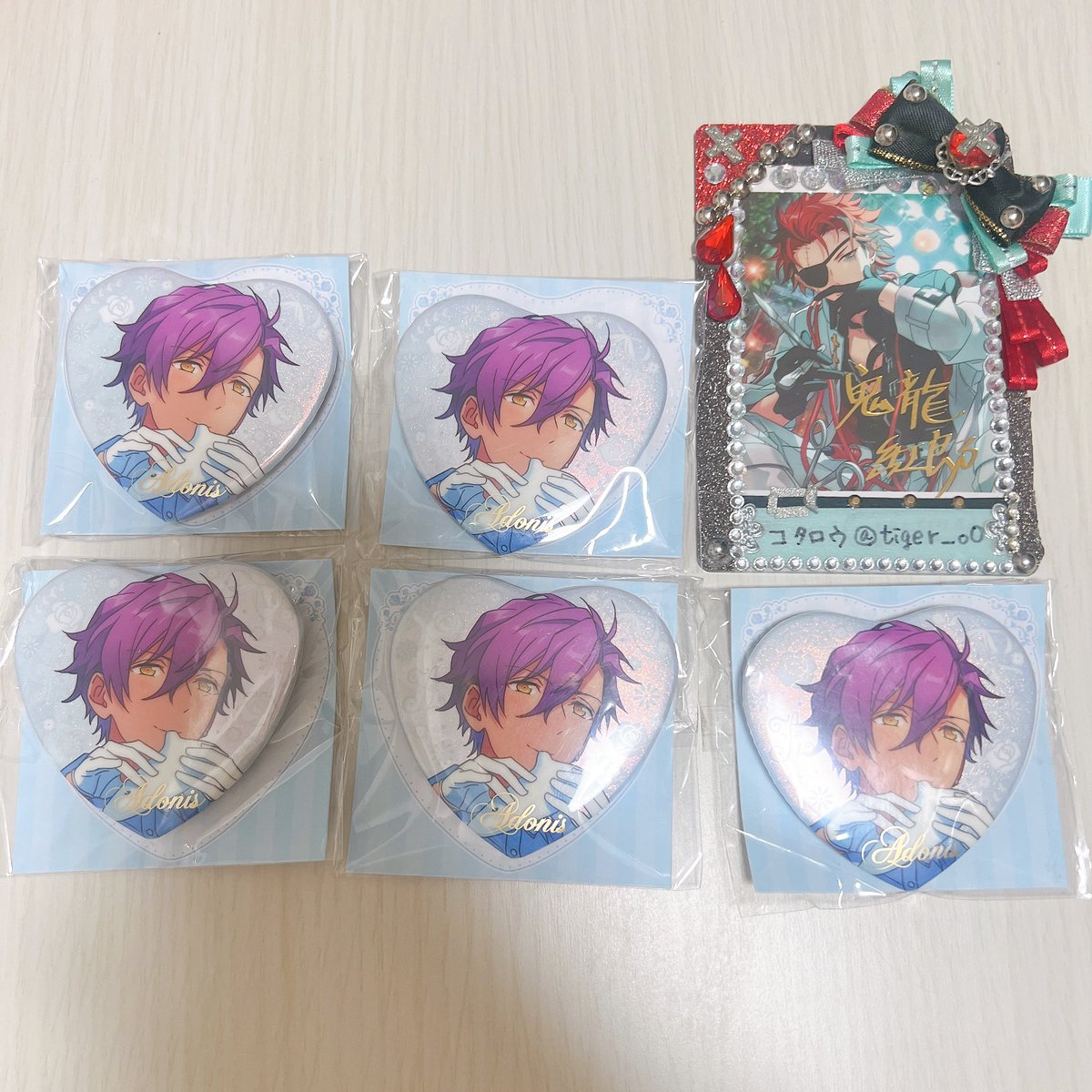 tiger___oO's tweet photo. 【譲渡】あんスタ 中国 缶バッジ 3周年
 ハート缶バッジ

譲:零 晃牙 アドニス

求:500円/点+送料

🔹郵送飲みの取引
🔹キャラ毎纏めてのみ
🔹零はアドニス含めての譲渡のみ
🔹グッズ整理のため一部推しも譲渡しております。 https://t.co/lJgh1kXEPG