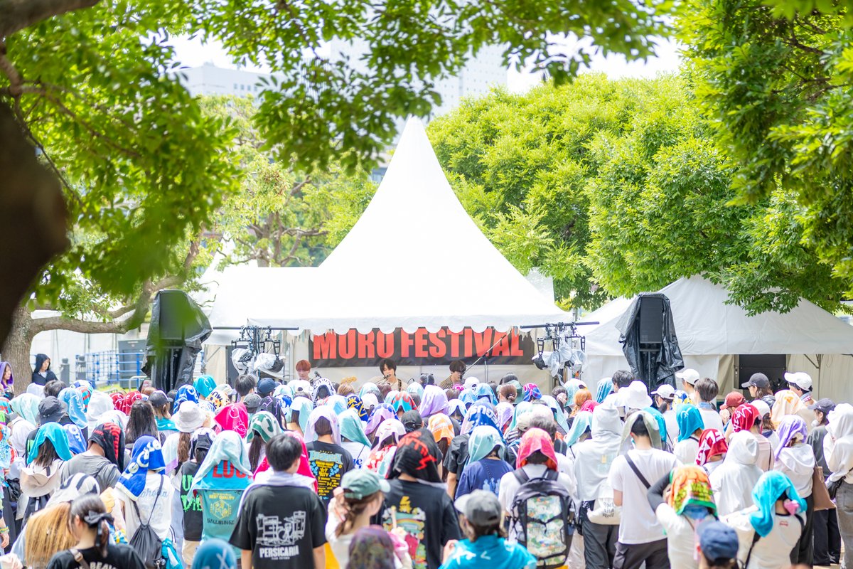 murofes's tweet photo. 【 #ムロフェス2026レポ 】

Gum-9がステージに上がった瞬間、爽やかな風が吹き始めた。いつもはエモーショナルなギターロック、今日はアコースティックで宮本龍人(Vo/Gt)の歌声が響く。MC「メインに出れなかった悔しさは秘密にしておきます」から繋げた「秘密」、ラストは名曲「スイセンノウ」で締めくくった。

pic @katada0326
#murofes