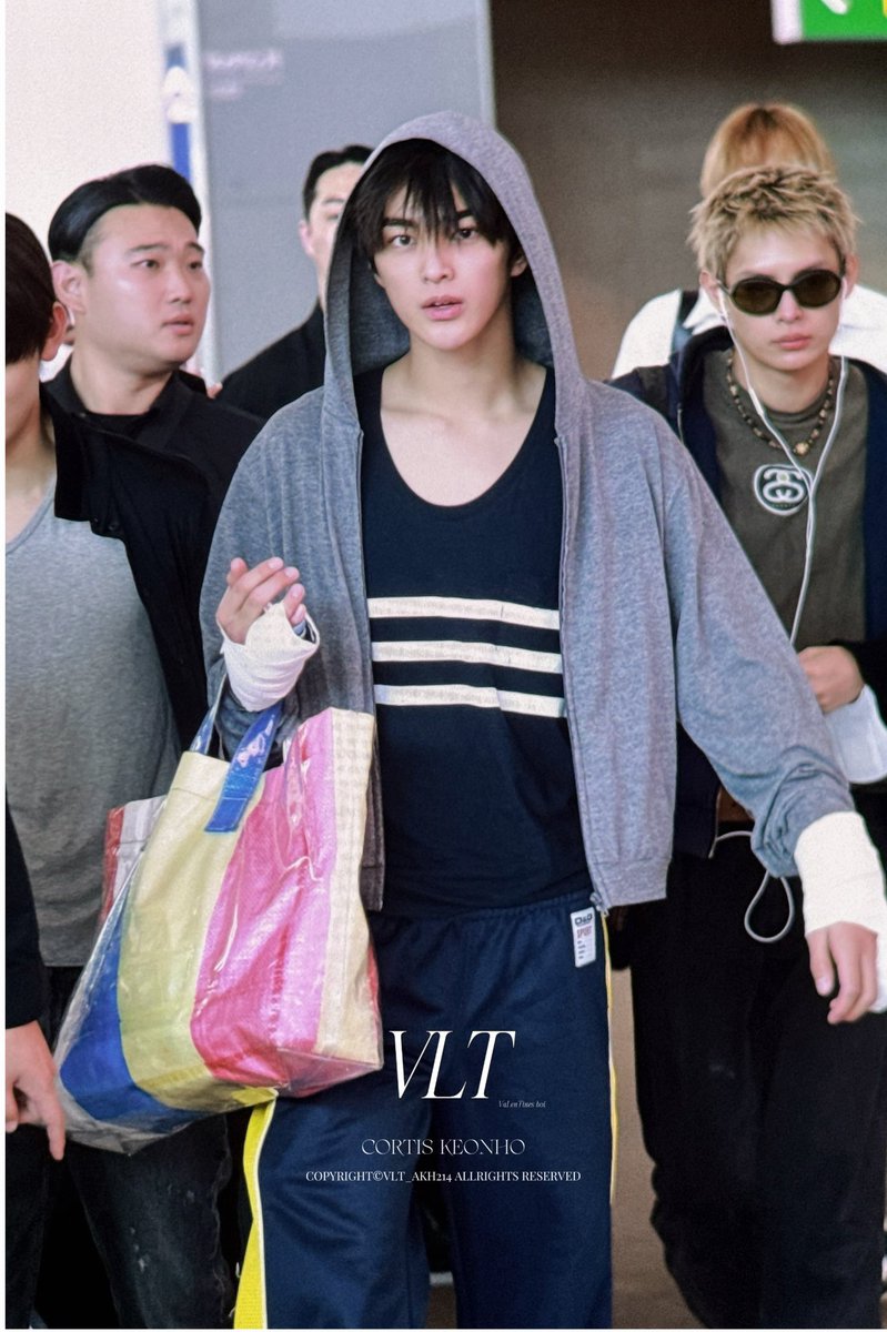 twnti3s's tweet photo. ถ้าหน้าไม่แบกทุกอย่างไว้ ใครจะเชื่อ 😆

เสื้อ DIOR
แว่น CHANEL
กางเกง D&amp;G 
กระเป๋า COMME des GARCONS 
.
.
#KEONHO #건호 https://t.co/ZzqPvUkNhj