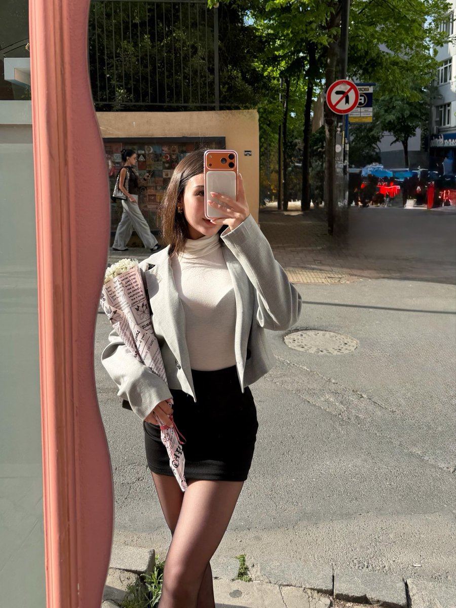 Julia tweet media
