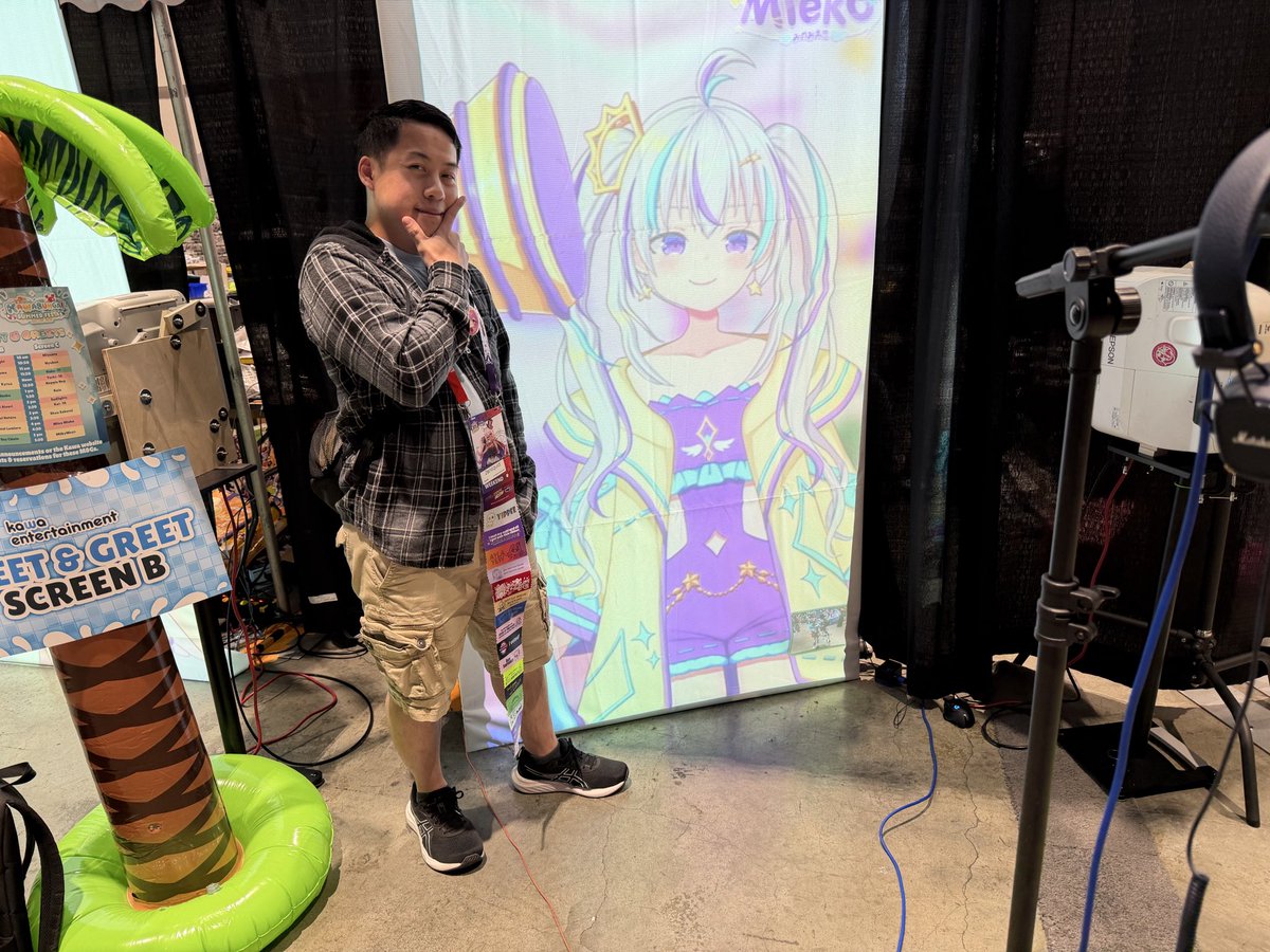zenliquid's tweet photo. Ainโt no way, I got to see Mino Mieko and got her full collection of super awesome stuff, like her Penlight, to wave around when she sings! Or a penlight stand to show off said penlight, and an acrylic shikishi board. Thanks to neonshrine, I got all that! #notanAd @mino_mieko https://t.co/NgfoUEHeu2