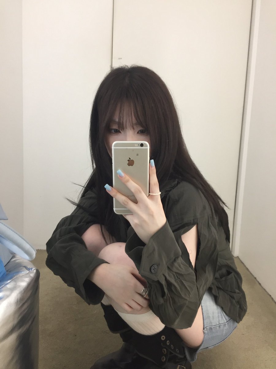 1uvbbizzu's tweet photo. 블라우스 존예인데 28억이래요............... https://t.co/o74oVC3bGb