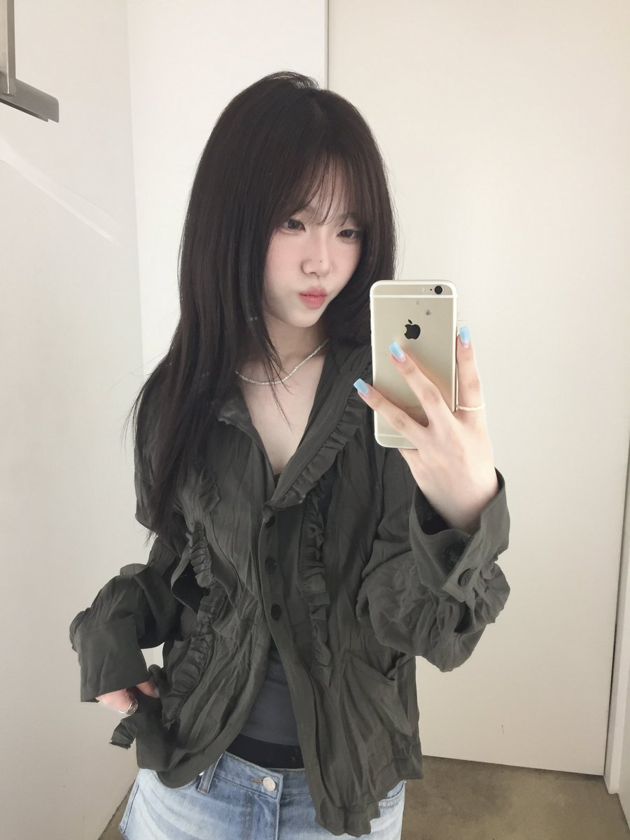 1uvbbizzu's tweet photo. 블라우스 존예인데 28억이래요............... https://t.co/o74oVC3bGb