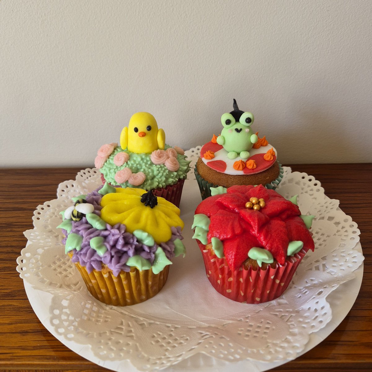 DinahMBishop's tweet photo. Cupcakes to represent the four seasons - Placed 2nd at #heckingtonshow 🥈

Spring - a chick sitting in a grass of rosettes
Summer - a sunflower and bunches of Lavender
Autumn - witchy frog sat on a toadstool with tiny pumpkin blobs 
Winter - Poinsettia https://t.co/a8CBHkhrH3
