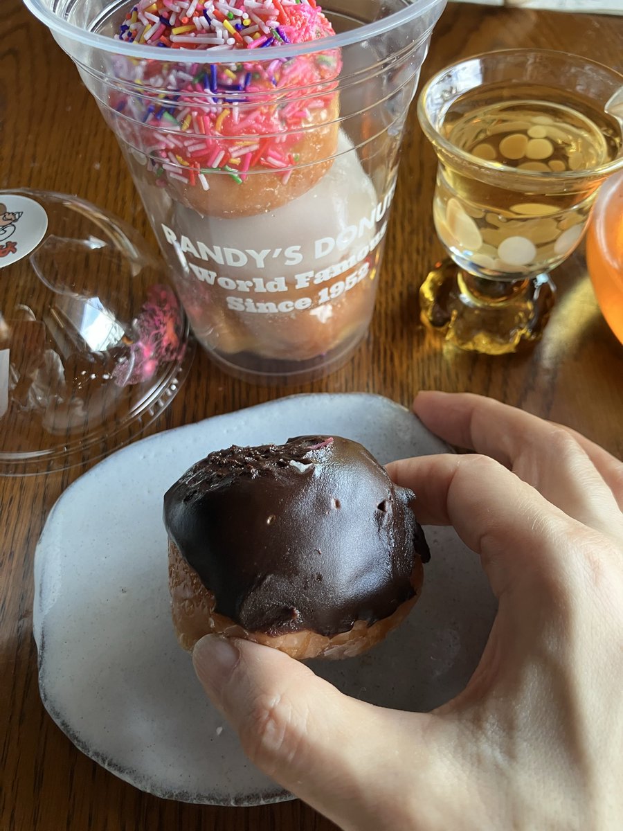 yagoutchi's tweet photo. 初のランディーズドーナツ🍩
お茶はYOUCHAの蜜香東方美人

濃厚な甘さ×お茶が旨い✨ https://t.co/rEI0IfsQPA