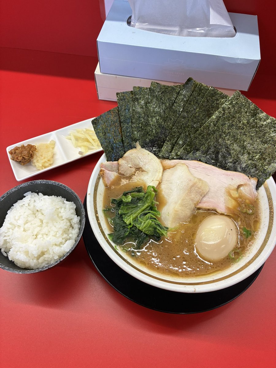 orb20man's tweet photo. 王道家直伝
家系殿丸

パンチ効いててうめー🍜
相変わらずニンニク入れすぎた笑 https://t.co/LnmTgK5c3v