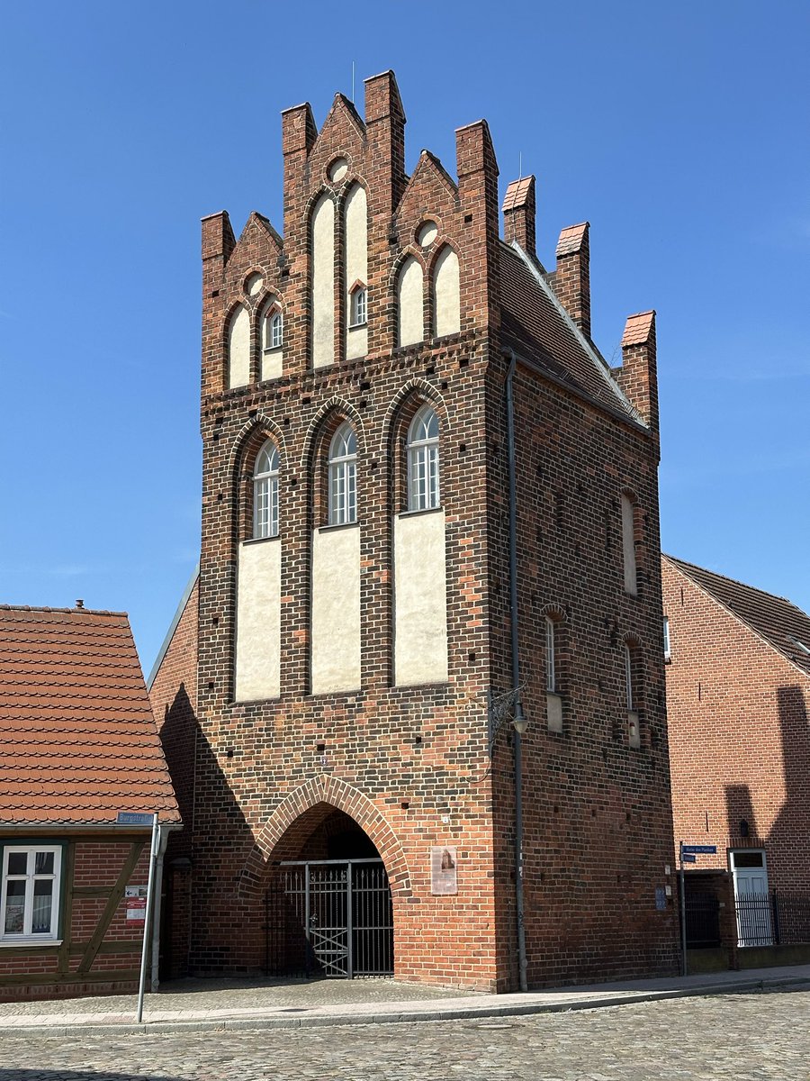 David_Koebel's tweet photo. Norddeutsche Backsteingotik in Tangermünde, Stendal und Havelberg. 

Eine erdgebundene, kraftvolle
und erfindungsreiche Architektur - typisch deutsch und dafür liebenswert. 

#Deutschland https://t.co/Rzp0qlmiIU