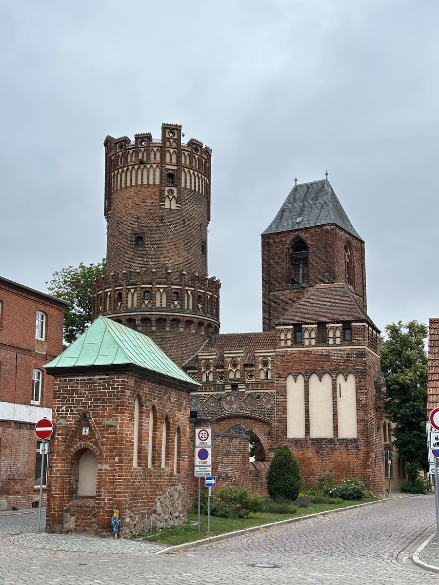 David_Koebel's tweet photo. Norddeutsche Backsteingotik in Tangermünde, Stendal und Havelberg. 

Eine erdgebundene, kraftvolle
und erfindungsreiche Architektur - typisch deutsch und dafür liebenswert. 

#Deutschland https://t.co/Rzp0qlmiIU
