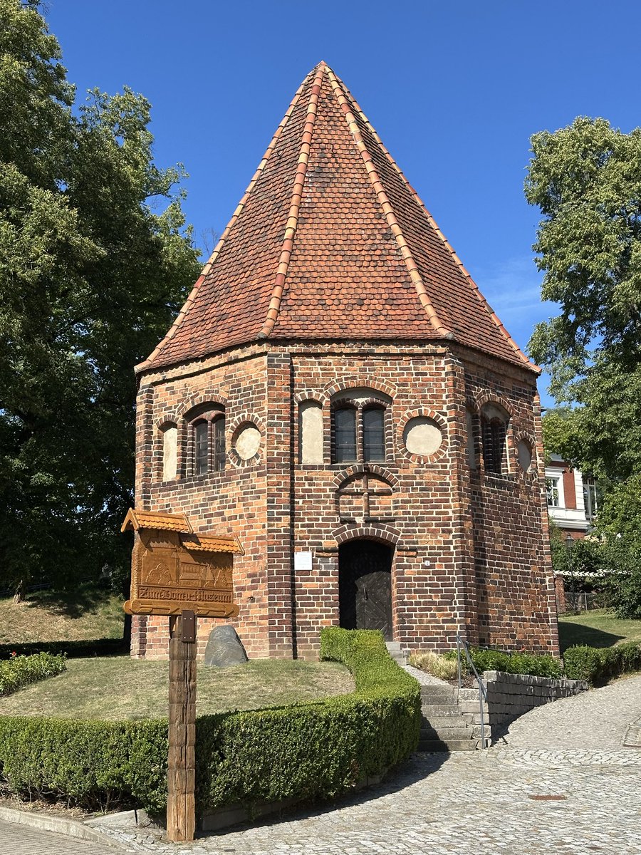 David_Koebel's tweet photo. Norddeutsche Backsteingotik in Tangermünde, Stendal und Havelberg. 

Eine erdgebundene, kraftvolle
und erfindungsreiche Architektur - typisch deutsch und dafür liebenswert. 

#Deutschland https://t.co/Rzp0qlmiIU