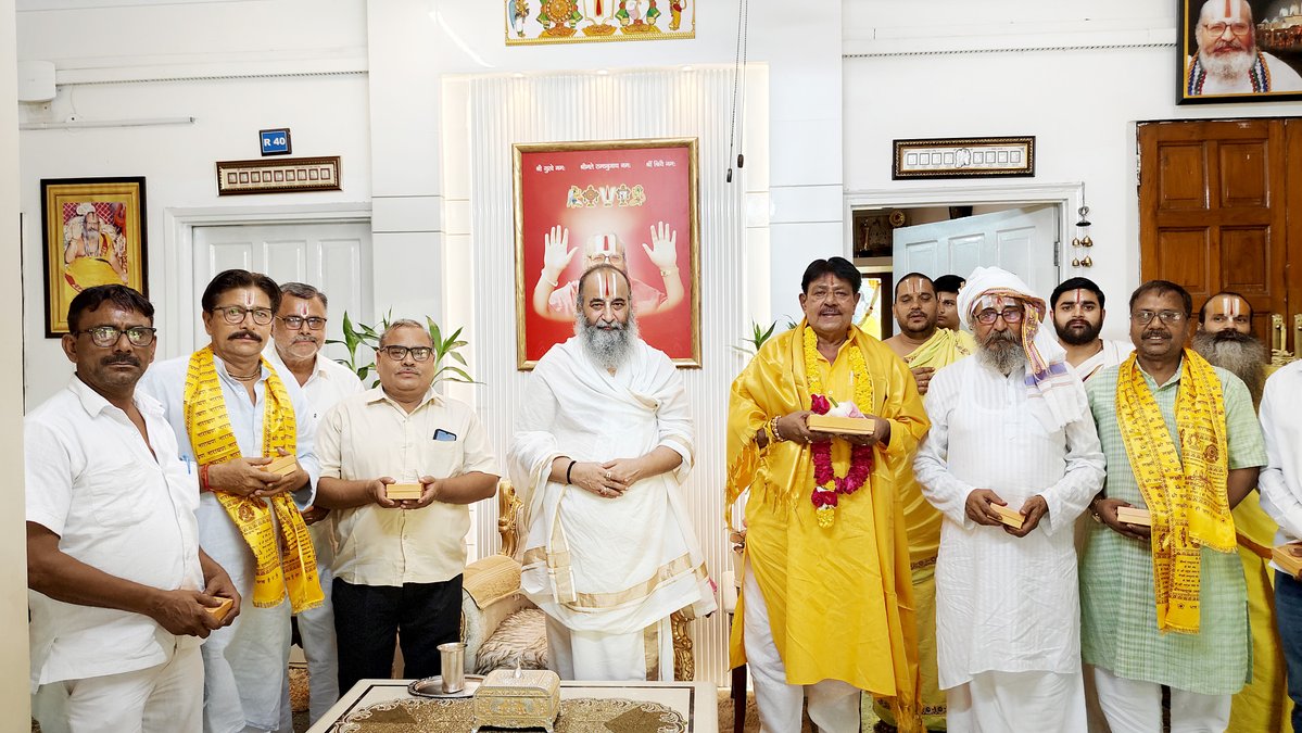 sidhdataashram's tweet photo. आज, गुरु पूर्णिमा के इस पावन अवसर पर जेवर विधानसभा के गांव रघुपुरा (भाईपुर) से वरिष्ठ भाजपा नेता श्री वीरेंदर सिंह जी अपने समर्थकों के साथ आश्रम पहुँचे। उन्होंने यहाँ पूज्य गुरुदेव जी महाराज के श्रीचरणों में नतमस्तक होकर उनके दर्शन कर आशीर्वाद प्राप्त कर खुद को धन्य महसूस किया। https://t.co/qt8TMZje2L