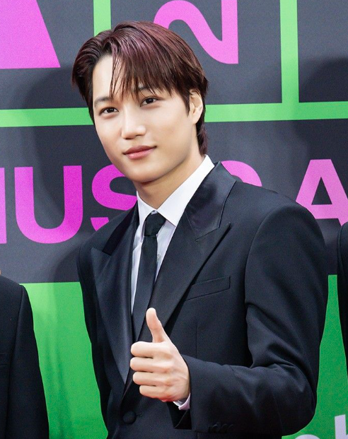 AboutMusicYT's tweet photo. San of ATEEZ talks about filming the Bad challenge with Kai of EXO:

"I meet up with Jongin whenever we have can. We go eat together, go to the sauna, watch a movie, do escape rooms. So one day I asked hyung for a favor .. hyung, can we do this together?

And he was like, sure, I can do anything you want. So we filmed it together. He worked really, really hard. We originally filmed with jackets. And it was like, Oh? You're wearing a tank top. Oh? What? Hyung, you're wearing a tank top? So we took off our jackets and it was the last take.

I'm very grateful to hyung, we talk about a lot of personal things. Yes, I'm am really happy. It's fun when we hang out together. He's treating me very nicely and so much care."