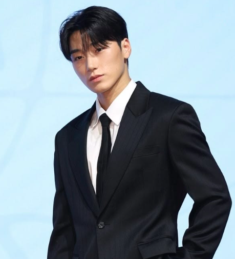AboutMusicYT's tweet photo. San of ATEEZ talks about filming the Bad challenge with Kai of EXO:

"I meet up with Jongin whenever we have can. We go eat together, go to the sauna, watch a movie, do escape rooms. So one day I asked hyung for a favor .. hyung, can we do this together?

And he was like, sure, I can do anything you want. So we filmed it together. He worked really, really hard. We originally filmed with jackets. And it was like, Oh? You're wearing a tank top. Oh? What? Hyung, you're wearing a tank top? So we took off our jackets and it was the last take.

I'm very grateful to hyung, we talk about a lot of personal things. Yes, I'm am really happy. It's fun when we hang out together. He's treating me very nicely and so much care."