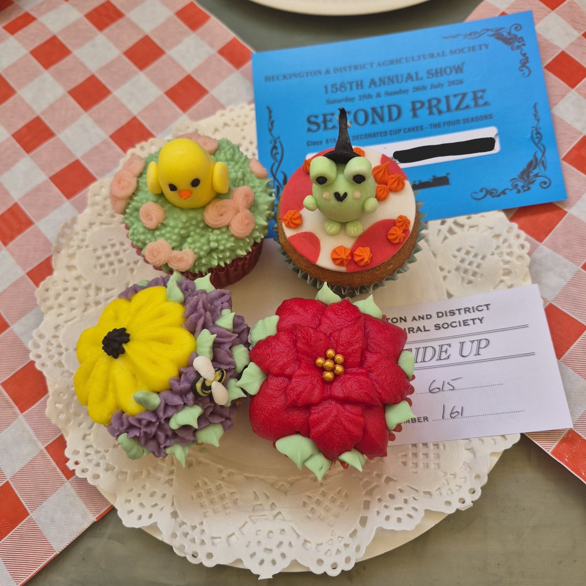 DinahMBishop's tweet photo. Cupcakes to represent the four seasons - Placed 2nd at #heckingtonshow 🥈

Spring - a chick sitting in a grass of rosettes
Summer - a sunflower and bunches of Lavender
Autumn - witchy frog sat on a toadstool with tiny pumpkin blobs 
Winter - Poinsettia https://t.co/a8CBHkhrH3