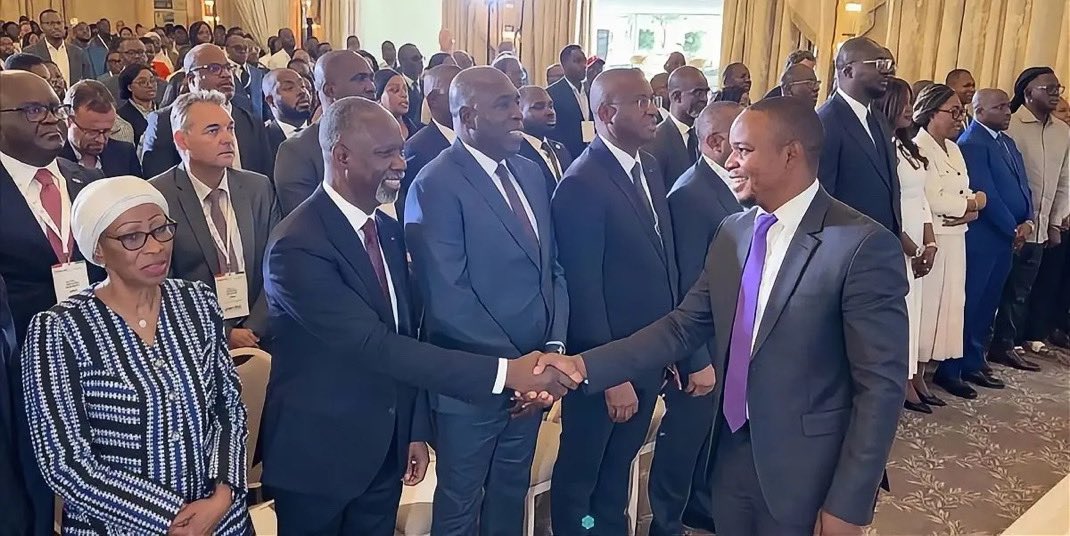 eliaslokeso33's tweet photo. 🚨 URGENT 
France : Après sa démission au poste de SGA du parti politique CCU de Lambert Mende et après avoir qualifié l’homme qui a été manipulé par Kabila d’un opportuniste, @AlfredMote1 , ancien Dircab de Mende lance son mouvement politique « Le Renouveau » depuis Paris.

À bientôt pour plus de détails…
