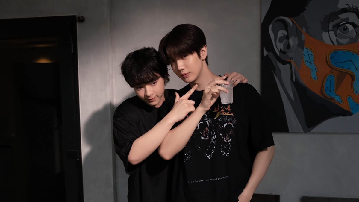 AllNews_th's tweet photo. เปิดเกมความปังสนั่นโซเชียล!  "แม็กกี้-บาส" พา WeTV Original "ซอโซ่ล่ามธีร์ Be My Player Two"  ครองอันดับ 1 ซีรีส์ไทยมาแรงบนแอป WeTV พร้อมติดเทรนด์หลายพื้นที่ทั่วโลก

#maxkybas #maxky_rp #bbasjtr
#บาสเด็กอ้วนที่แท้จริง 
#ซอโซ่ล่ามธีร์ #BeMyPlayerTwo #WeTVth #WeTVOriginal #studiowabisabi

🔗 https://t.co/6SXm6ic5DK
ออกสตาร์ทความสนุก พร้อมเขย่าโซเชียลตั้งแต่ EP.1 สำหรับ WeTV Original "ซอโซ่ล่ามธีร์ Be My Player Two" ซีรีส์วาย E-Sport เรื่องแรกของไทย ที่เรียกว่ากระแส "พี่ธีร์-น้องโซ่" และทีม BS Brothers แรงสนั่นทั่วไทม์ไลน์ ส่งให้ #ซอโซ่ล่ามธีร์ตอนแรกมาแล้ว และ Keyword: BE MY PLAYER TWO FIRST EP พุ่งขึ้นเทรนด์อันดับ 1 และ 2 บน X ประเทศไทย พร้อมติดเทรนด์ในอีกหลายพื้นที่ทั่วโลก อีกทั้งยังทะยานขึ้นอันดับ 1 ซีรีส์ไทยมาแรงบนแอป WeTV และติดอันดับ WeTV HOT ในหลายพื้นที่ ตอกย้ำกระแสตอบรับจากแฟน ๆ ทั้งในประเทศไทยและต่างประเทศ ที่พร้อมเทใจให้เคมีของ "ธีร์-โซ่" และเรื่องราวที่ผสานโลกของ E-Sport เข้ากับซีรีส์วายได้อย่างลงตัว จนก้าวขึ้นเป็นอีกหนึ่งซีรีส์วายที่ถูกจับตามองแห่งปี
 
สำหรับเรื่องราวใน EP.2 เกมการแข่งขันกำลังจะเข้มข้นขึ้น หลังจากที่ทีม BS Brothers เกิดปัญหาผู้เล่นไม่ครบทีมเพราะตุ้บตั้บ (รับบทโดย แจ็ค เฉลิมพล) มีเรื่องให้ถอนตัว ธีร์ (รับบทโดย แม็กกี้ รชต) จึงพยายามหาทางชวนโซ่ (รับบทโดย บาส หัสณัฐ) เข้าทีม แต่ดูเหมือนการจะเปลี่ยนใจโซ่จะไม่ใช่เรื่องง่าย ธีร์จึงต้องงัดทุกไม้ตายมาโน้มน้าวโซ่ และในที่สุดธีร์ก็ชนะเดิมพันกับโซ่และสามารถเปลี่ยนใจโซ่ให้เข้าร่วมทีมได้ แต่ไป ๆ มา ๆ โซ่ก็ยังเข้าขากับทีมไม่ได้เสียที ธีร์จึงต้องหาทางช่วยให้โซ่เปิดใจ และพาโซ่ผ่านด่านแรกนี้ไปให้ได้ ความสัมพันธ์ของทั้งคู่จะพัฒนาไปในทิศทางไหน และทีม BS Brothers จะผ่านบททดสอบครั้งสำคัญได้หรือไม่ ต้องติดตาม
 
ติดตามรับชมซีรีส์ WeTV Original “ซอโซ่ล่ามธีร์ Be My Player Two” EP.2 วันพฤหัสบดีที่ 23 กรกฎาคม 2569 เวลา 20.00 น. รับชมเวอร์ชัน UNCUT ได้ที่ WeTV ที่เดียวเท่านั้น
 
พิเศษ! สำหรับผู้ใช้งาน True และ dtac 5G ห้ามพลาดแพ็กเกจ RoV Extreme แพ็กเกจสุดคุ้มที่เอาใจทั้งแฟนซีรีส์และเหล่าเกมเมอร์ รับอินเทอร์เน็ตความเร็วสูงเต็มสปีดนาน 30 วัน พร้อมรับฟรีโค้ดสกิน Ultimate ใช้งานนาน 14 วัน และสิทธิ์รับชม WeTV Original “ซอโซ่ล่ามธีร์ Be My Player Two” รวมถึงคอนเทนต์ความบันเทิงคุณภาพจาก WeTV ฟรีนาน 7 วัน ในราคาเพียง 99 บาท กดสมัครได้ที่ 9007765# ตั้งแต่วันนี้ถึง 31 ธันวาคม 2569
 
สัมผัสประสบการณ์ความบันเทิงจาก WeTV แพลตฟอร์มวิดีโอสตรีมมิงที่รวมสุดยอดความบันเทิงคุณภาพแห่งเอเชีย รับชมได้อย่างต่อเนื่องแบบไม่มีโฆษณาคั่น เพียงอัปเกรดเป็น WeTV VIP วันนี้ รับสิทธิพิเศษในการเข้าร่วมกิจกรรมเอ็กซ์คลูซีฟและสิทธิประโยชน์อีกมากมาย เริ่มต้นเพียงเดือนละ 129 บาท สมัครครั้งแรกเพียง 49 บาท เท่านั้น!
 
ติดตามข่าวสารและความเคลื่อนไหวล่าสุดจาก WeTV Thailand ทาง
Facebook: https://t.co/IK4JQDZIMn
Instagram: https://t.co/IAVCtFoqYA
X: https://t.co/3KNkO9NjTS
YouTube: https://t.co/ZwinHqcLxm
TikTok: https://t.co/ZN5heqcthi
