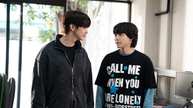 AllNews_th's tweet photo. เปิดเกมความปังสนั่นโซเชียล!  "แม็กกี้-บาส" พา WeTV Original "ซอโซ่ล่ามธีร์ Be My Player Two"  ครองอันดับ 1 ซีรีส์ไทยมาแรงบนแอป WeTV พร้อมติดเทรนด์หลายพื้นที่ทั่วโลก

#maxkybas #maxky_rp #bbasjtr
#บาสเด็กอ้วนที่แท้จริง 
#ซอโซ่ล่ามธีร์ #BeMyPlayerTwo #WeTVth #WeTVOriginal #studiowabisabi

🔗 https://t.co/6SXm6ic5DK
ออกสตาร์ทความสนุก พร้อมเขย่าโซเชียลตั้งแต่ EP.1 สำหรับ WeTV Original "ซอโซ่ล่ามธีร์ Be My Player Two" ซีรีส์วาย E-Sport เรื่องแรกของไทย ที่เรียกว่ากระแส "พี่ธีร์-น้องโซ่" และทีม BS Brothers แรงสนั่นทั่วไทม์ไลน์ ส่งให้ #ซอโซ่ล่ามธีร์ตอนแรกมาแล้ว และ Keyword: BE MY PLAYER TWO FIRST EP พุ่งขึ้นเทรนด์อันดับ 1 และ 2 บน X ประเทศไทย พร้อมติดเทรนด์ในอีกหลายพื้นที่ทั่วโลก อีกทั้งยังทะยานขึ้นอันดับ 1 ซีรีส์ไทยมาแรงบนแอป WeTV และติดอันดับ WeTV HOT ในหลายพื้นที่ ตอกย้ำกระแสตอบรับจากแฟน ๆ ทั้งในประเทศไทยและต่างประเทศ ที่พร้อมเทใจให้เคมีของ "ธีร์-โซ่" และเรื่องราวที่ผสานโลกของ E-Sport เข้ากับซีรีส์วายได้อย่างลงตัว จนก้าวขึ้นเป็นอีกหนึ่งซีรีส์วายที่ถูกจับตามองแห่งปี
 
สำหรับเรื่องราวใน EP.2 เกมการแข่งขันกำลังจะเข้มข้นขึ้น หลังจากที่ทีม BS Brothers เกิดปัญหาผู้เล่นไม่ครบทีมเพราะตุ้บตั้บ (รับบทโดย แจ็ค เฉลิมพล) มีเรื่องให้ถอนตัว ธีร์ (รับบทโดย แม็กกี้ รชต) จึงพยายามหาทางชวนโซ่ (รับบทโดย บาส หัสณัฐ) เข้าทีม แต่ดูเหมือนการจะเปลี่ยนใจโซ่จะไม่ใช่เรื่องง่าย ธีร์จึงต้องงัดทุกไม้ตายมาโน้มน้าวโซ่ และในที่สุดธีร์ก็ชนะเดิมพันกับโซ่และสามารถเปลี่ยนใจโซ่ให้เข้าร่วมทีมได้ แต่ไป ๆ มา ๆ โซ่ก็ยังเข้าขากับทีมไม่ได้เสียที ธีร์จึงต้องหาทางช่วยให้โซ่เปิดใจ และพาโซ่ผ่านด่านแรกนี้ไปให้ได้ ความสัมพันธ์ของทั้งคู่จะพัฒนาไปในทิศทางไหน และทีม BS Brothers จะผ่านบททดสอบครั้งสำคัญได้หรือไม่ ต้องติดตาม
 
ติดตามรับชมซีรีส์ WeTV Original “ซอโซ่ล่ามธีร์ Be My Player Two” EP.2 วันพฤหัสบดีที่ 23 กรกฎาคม 2569 เวลา 20.00 น. รับชมเวอร์ชัน UNCUT ได้ที่ WeTV ที่เดียวเท่านั้น
 
พิเศษ! สำหรับผู้ใช้งาน True และ dtac 5G ห้ามพลาดแพ็กเกจ RoV Extreme แพ็กเกจสุดคุ้มที่เอาใจทั้งแฟนซีรีส์และเหล่าเกมเมอร์ รับอินเทอร์เน็ตความเร็วสูงเต็มสปีดนาน 30 วัน พร้อมรับฟรีโค้ดสกิน Ultimate ใช้งานนาน 14 วัน และสิทธิ์รับชม WeTV Original “ซอโซ่ล่ามธีร์ Be My Player Two” รวมถึงคอนเทนต์ความบันเทิงคุณภาพจาก WeTV ฟรีนาน 7 วัน ในราคาเพียง 99 บาท กดสมัครได้ที่ 9007765# ตั้งแต่วันนี้ถึง 31 ธันวาคม 2569
 
สัมผัสประสบการณ์ความบันเทิงจาก WeTV แพลตฟอร์มวิดีโอสตรีมมิงที่รวมสุดยอดความบันเทิงคุณภาพแห่งเอเชีย รับชมได้อย่างต่อเนื่องแบบไม่มีโฆษณาคั่น เพียงอัปเกรดเป็น WeTV VIP วันนี้ รับสิทธิพิเศษในการเข้าร่วมกิจกรรมเอ็กซ์คลูซีฟและสิทธิประโยชน์อีกมากมาย เริ่มต้นเพียงเดือนละ 129 บาท สมัครครั้งแรกเพียง 49 บาท เท่านั้น!
 
ติดตามข่าวสารและความเคลื่อนไหวล่าสุดจาก WeTV Thailand ทาง
Facebook: https://t.co/IK4JQDZIMn
Instagram: https://t.co/IAVCtFoqYA
X: https://t.co/3KNkO9NjTS
YouTube: https://t.co/ZwinHqcLxm
TikTok: https://t.co/ZN5heqcthi
