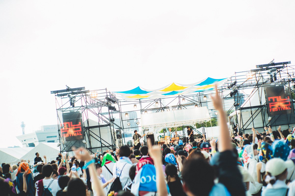 murofes's tweet photo. 【 #ムロフェス2026レポ 】

「あなたのプレイリストにTRACK15を追加しにきました」
午後13時、海ステージを彩ったのはTRACK15。観客の背後に迫る灰色の雷雲への心配をよそに爽やかな青空を連想させる"夏色日記"からスタート。"話したいこと"、"シティーライト、今夜"ではシンガロングが響き渡り、天気の悪さを忘れさせるような夏らしい景色が広がった。

pic @ideta0907
#murofes