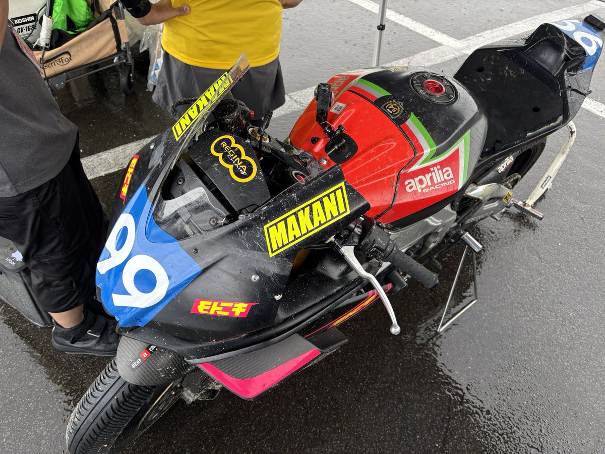 ogisan13hiro's tweet photo. ヘビーウェットでレース再開後の3位走行中に痛恨の転倒!😱ライダーは怪我無し😮💨
これもレース
次で頑張りましょう😅
#MCFAJ
#SuperMAX
#富士スピードウェイ https://t.co/4IKr6ewz1Y