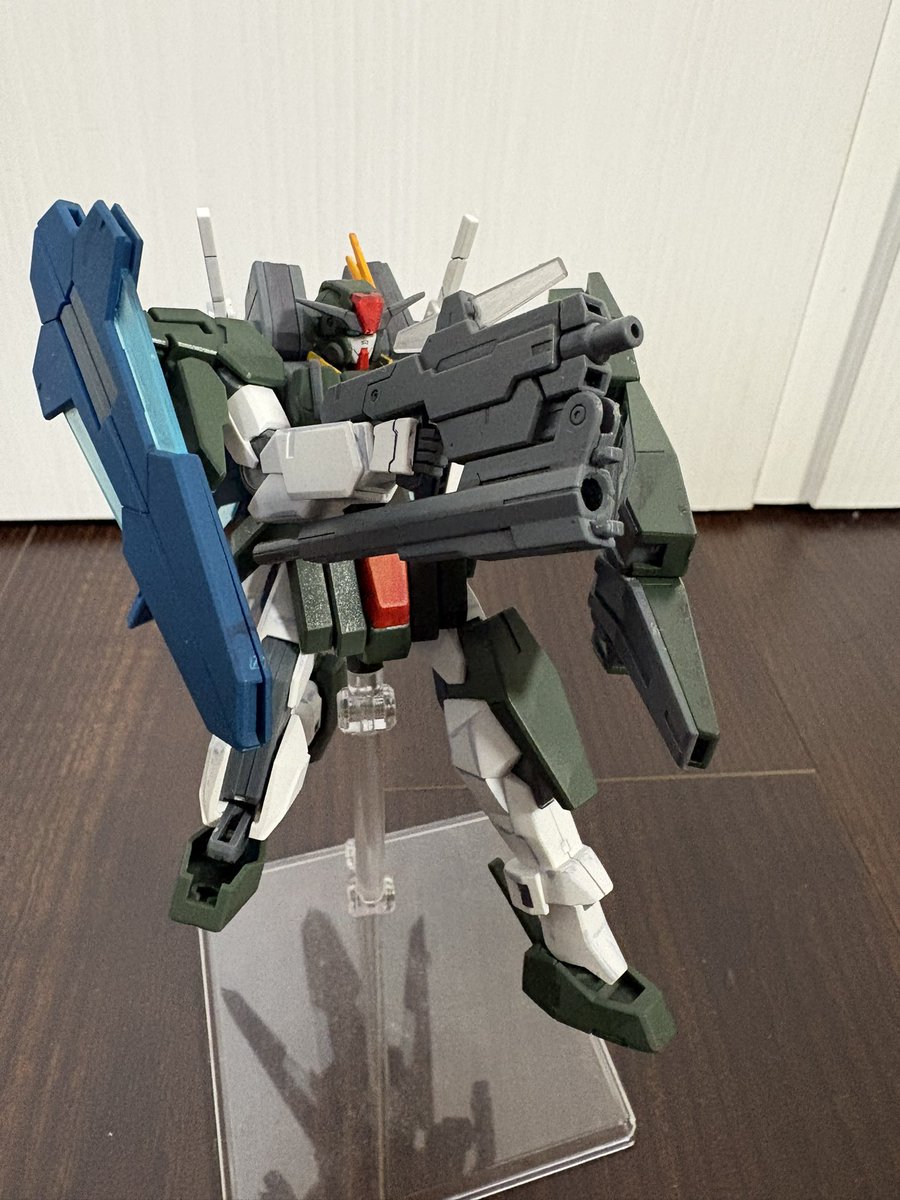 kmuroi231's tweet photo. ケルディムガンダム完成。
1ヶ月くらいかけてちまちま塗装したりウェザリングしたりして作成。
ガンビットと持ち手の武器がポロリしまくるので、試行錯誤しながら補強。
見栄えは凄まじくカッコ良い。
アリオス、セラヴィもあるから作らんとなぁ。
#ガンプラ
#ガンダムOO https://t.co/q21CU584nn