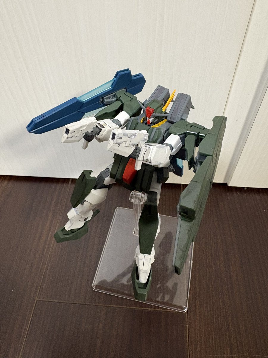 kmuroi231's tweet photo. ケルディムガンダム完成。
1ヶ月くらいかけてちまちま塗装したりウェザリングしたりして作成。
ガンビットと持ち手の武器がポロリしまくるので、試行錯誤しながら補強。
見栄えは凄まじくカッコ良い。
アリオス、セラヴィもあるから作らんとなぁ。
#ガンプラ
#ガンダムOO https://t.co/q21CU584nn