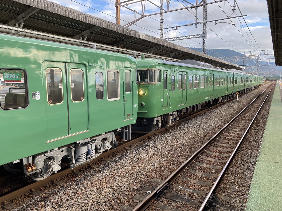 sbncj1's tweet photo. この113系ではないが過去に京都所属の緑の113系が広島に転属する時にこの緑で転属していって後に全部黄色に塗り直されたのは今でもはっきりと覚えている！

情報違ったら見てるから教えて💦🙇‍♂️ https://t.co/JxLkam3s0r