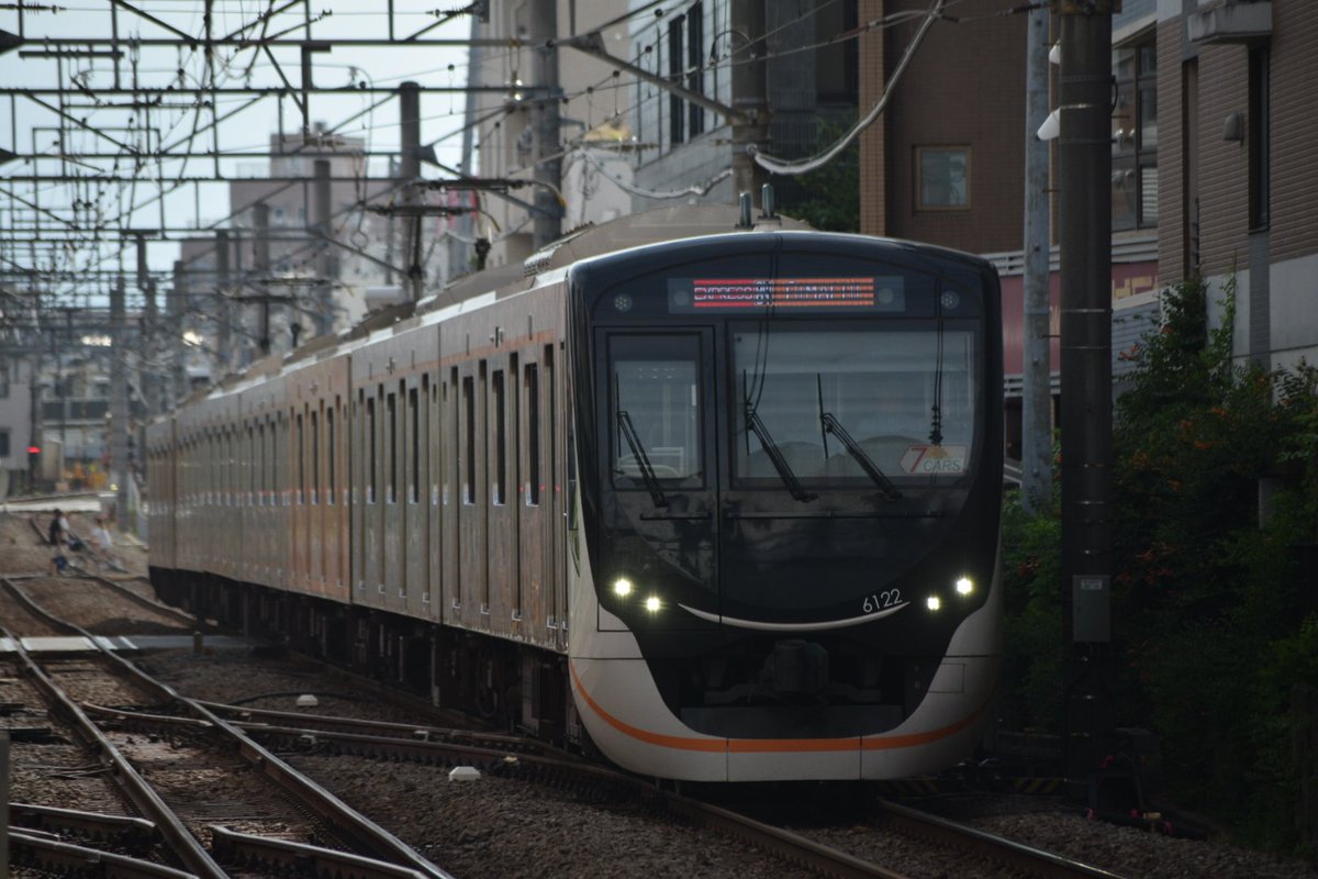 atlas1032's tweet photo. 15:41に自由が丘駅下りホーム溝の口方で撮った東急6122Fの急行大井町行です。こちらはあと2年足らずでデビュー10周年です。#東急電鉄 #田園都市線 #東急田園都市線 #大井町線 #東急大井町線 #6020系 #東急6020系 https://t.co/8oxSa1aV96