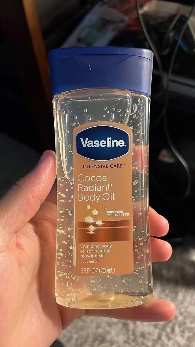 nadaeladela's tweet photo. Girls… aku baru tau combo ini gila sih
Body oil + parfum = wangi auto rich auntie 24/7 💅
Murah tapi baunya kayak baru keluar dari butik
Don’t skip the body oil, trust me 😚🤍￼ https://t.co/wMdbhMR5t6