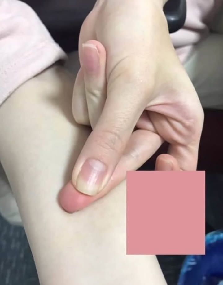 nadaeladela's tweet photo. Coba tips ini cari blush yang warnanya nyatu sama kulit kamu. Trust me, finishnya cantik banget 😍￼ https://t.co/YDauoBJt2G