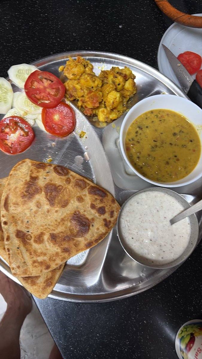 speaks_prav's tweet photo. #TastierWeekends n as promised - Platter is ready - Dal Makhani, sookhe aloo, raita, salad n paratha! Mast rahein Swast rahein π https://t.co/EgHX7J2TFu