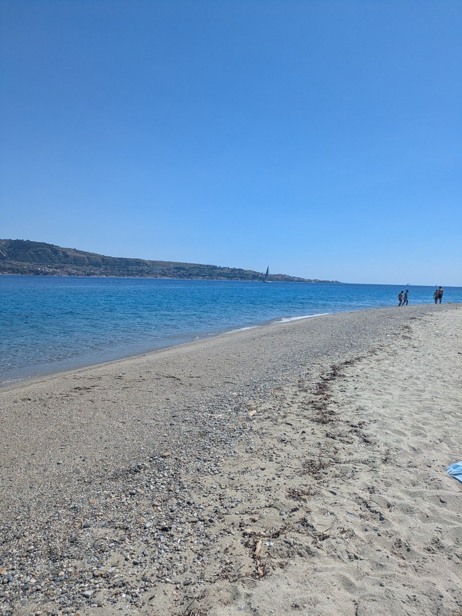 ScafAnna's tweet photo. Mia idea di vacanza, me in bassa stagione in spiagge deserte, libro, vino, tramontino https://t.co/94Cd1IvQ9V
