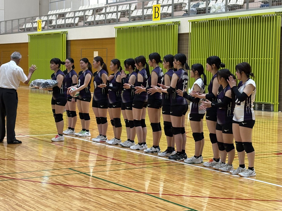rumimama2's tweet photo. 天皇杯・皇后杯愛媛県ラウンド報告
まさかの3試合連続となりました💦
試合間15分、3試合目は流石にとお願いして30分後でなんとか優勝し、四国ラウンド進出を決めました🏆
2回戦　松山商業　25-12、25-9
準決勝　愛媛大学　25-15、22-20
決勝　　今治精華　28-26、25-13 https://t.co/lHitoqQWPK
