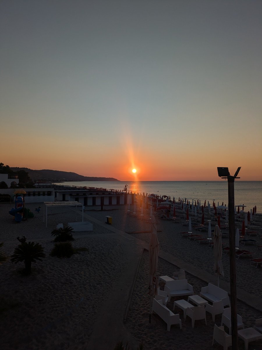 ScafAnna's tweet photo. Mia idea di vacanza, me in bassa stagione in spiagge deserte, libro, vino, tramontino https://t.co/94Cd1IvQ9V