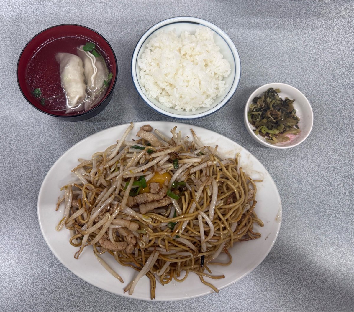 UQcJqkjigj3pBrw's tweet photo. 中央亭

藤井フミヤ氏も食べに訪れると言う
久留米の老舗焼きそば店。
Bセットに生卵入りを注文。
ご馳走様でした https://t.co/VA8PTfojO1
