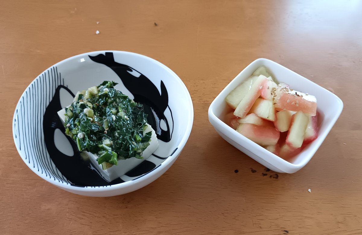 riry2119's tweet photo. 夕方まで時間があったので、作り置きと夜ご飯の小鉢を
冷奴に朝のモロヘイヤをのせ、
スイ��を食べたので皮を漬物に🍉 https://t.co/XKGIyBB8EN