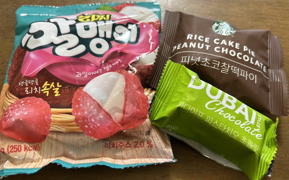 su1010_st's tweet photo. まだ洗濯しか終わってないけど韓国土産でもらったお菓子でおやつタイムだよー🍫 https://t.co/ErJTcgSCSf