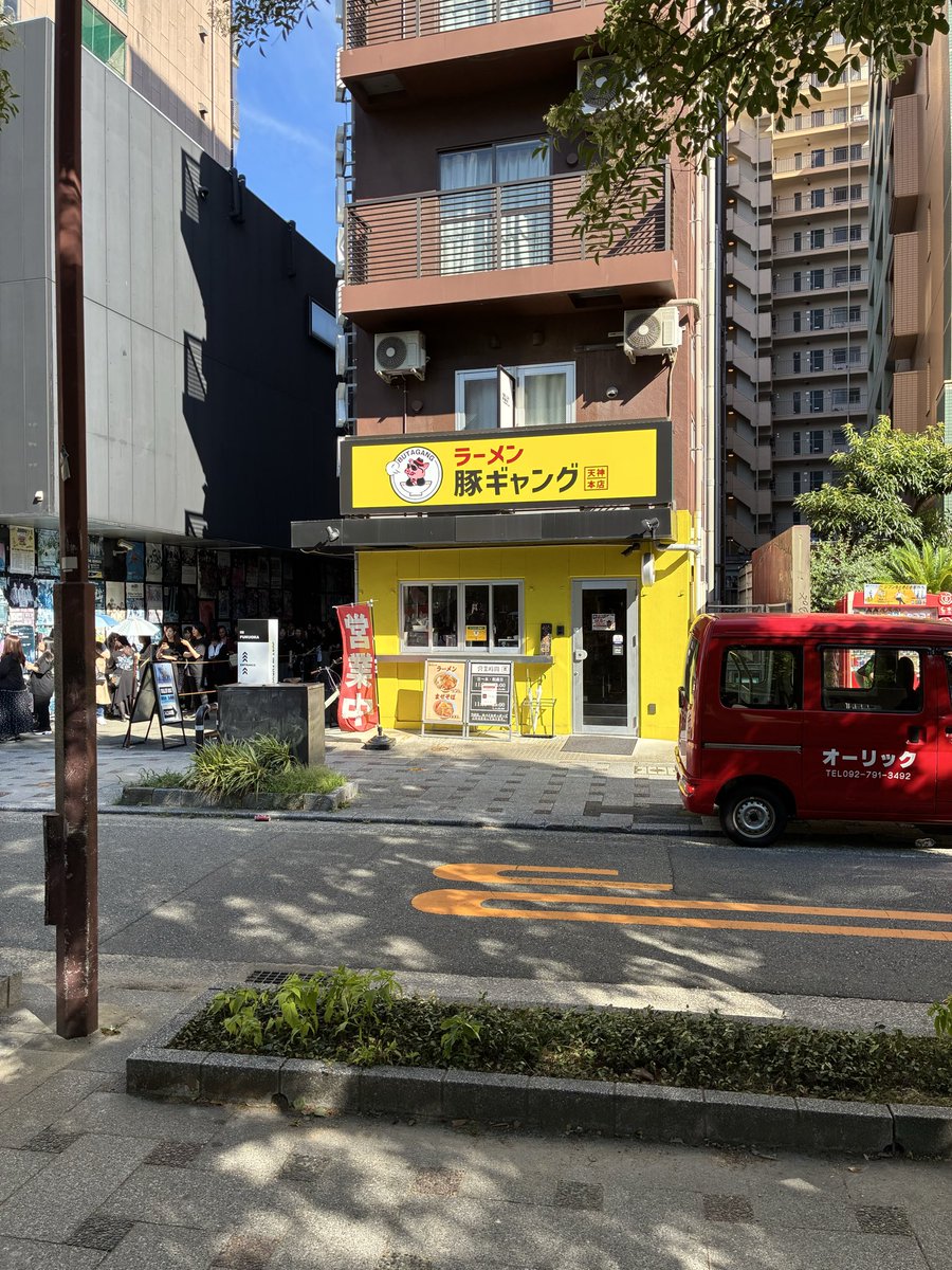 SidMyv's tweet photo. @05291031_ 立て続けに失礼します。
黄色いラーメン屋さんの向かい側にて待機しております。
黒い帽子を被ってて、ショルダーバッグに白のマフラータオルつけてます。
お手数おかけいたしますが、お声かけいただけますと幸いです！

またわからなければ、ご連絡ください。 https://t.co/TuaSvSms6l
