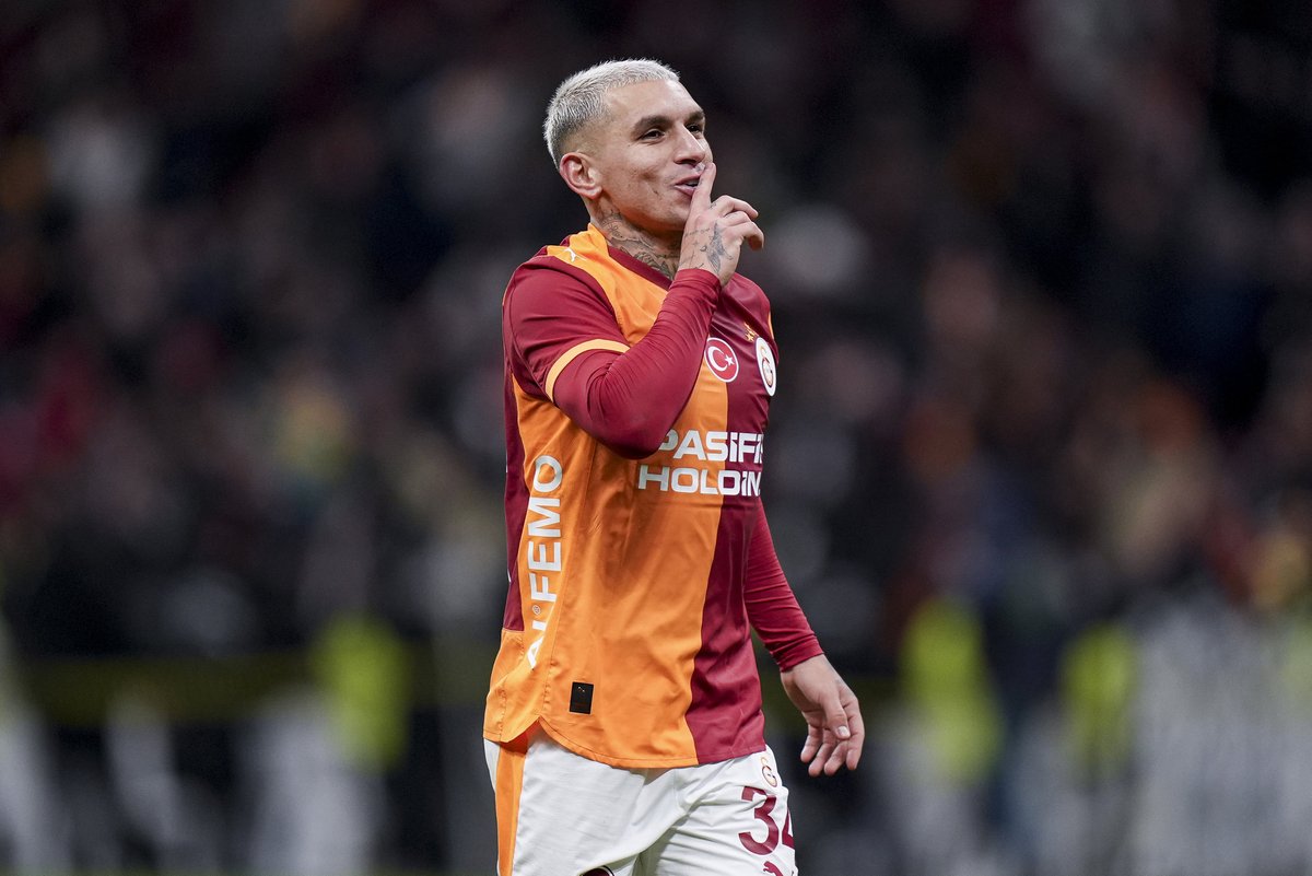 Burakeren_1987's tweet photo. Galatasaray'ın orta sahasının merkezinde yer alan çoğu isim hazırlık maçlarında iyi görüntü verdi. İşler iyi gitmiyor gibi görünüyor ama en azından bu noktada umutlandım.

🔸Ugochukwu'yu statik bir 6 gibi değil de, box to box gibi izliyoruz. Bu beklediğimiz bir etki değildi. Transferin pozitif yanı oldu.

🔸Nhaga'nın enerjisi ve driplingi çok değerli. 2 hazırlık maçının da en tempolu ismiydi.

🔸Torreira, sezona iştahlı girdi. Geçen sezon onun en çok eleştirilen yönü buydu. İyi bir Torreira her zaman ihtiyaç.

🔸Sara'yı ise 10 numarada kaybedeceğiz. 4-3-3 oynasak ya da direkt olarak 8'e çeksek bence çok faydalı futbolcu. O da oynanan 2 hazırlık maçının iyilerinden.

Merkez orta sahaya iddialı bir transfer beklemiyorum. 10 numara için düşünce var. Hatta 1 değil, belki de 2 isim birden.